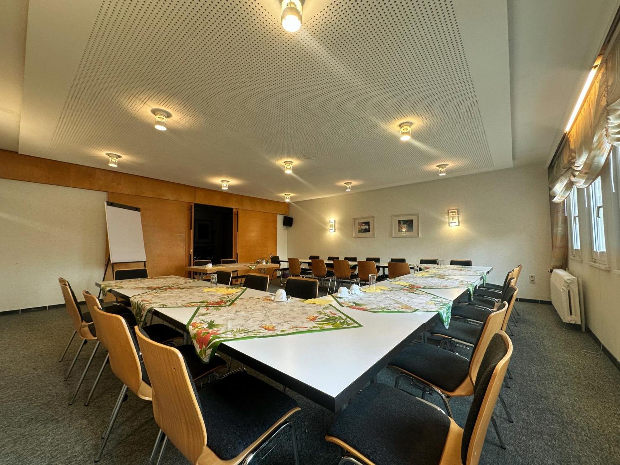 Hotel Am Laerchenberg I Fruehstueck, Wlan, Parkplatz Schirgiswalde-Kirschau Esterno foto